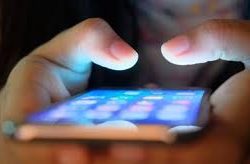 معاقبة شاب بالسجن بتهمة انتهاك خصوصية فتاة عبر موبايله