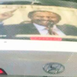 شباب الخرطوم يزينون سياراتهم بصورة رئيس الوزراء “حمدوك”