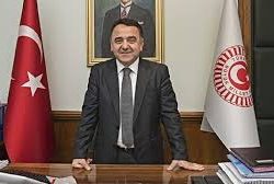 السفير التركي يساند صقور الجديان من داخل الاستاد