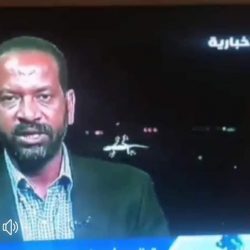 (ضب) يدهش المشاهدين وهو يعبث خلف مراسل قناة ( الاخبارية السعودية) بالخرطوم