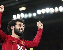 محمد صلاح يقود ليفربول لقلب الطاولة على توتنهام وتعزيز صدارة الدوري الانجليزي