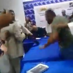 شاهد بالفيديو : هجوم أفراد من النظام البائد واشتباك بالأيدي في إجتماع غرفة مصدري الذهب