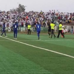 مشجع غاضب يطارد حكم مباراة الشرطة القضارف والاهلي الخرطوم