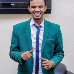 شاب يعتلي المسرح ويسجد ليقبل قدم الفنان حسين الصادق