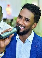 الفنان محمد بشير (الدولي) يغني لـ(مدني)