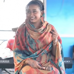 الفنانة ريان الساتة تسحر الأسافير بحشمتها بالثوب السوداني وتغني (بعمل الصدمة)