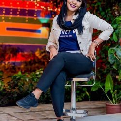 الفنانة مكارم بشير تسحر رواد مواقع التواصل الاجتماعي بإطلالتها الجديدة بــ (البنطلون)