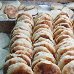 لص يحطم زجاج سيارة ويستولي على (200) رغيفة بالخرطوم 