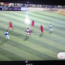 أحداث مؤسفة في مباراة القمة .. والشرطة تطلق البمبان لإيقاف الشغب الجماهيري عقب طرد بوي