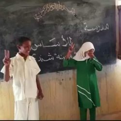 فتاة صغيرة تبكي فرحاً بعد تغيير اسم مدرستها من “الإنقاذ” إلى “الثورة”