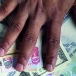 مدير شركة إنتاج فني يحتال على موظفيه بـ( الختة )