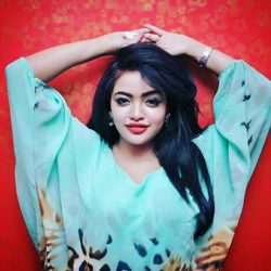 معركة اسفيرية ساخنة بين صحافية ومذيعة