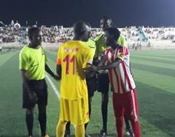 مشاهد غريبة في مباراة المريخ والاهلي بعطبرة