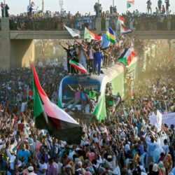 قطار يحمل متظاهري الخرطوم إلى عطبرة ..ملايين السودانيين يملأون شوارع المدن احتفالاً بالثورة