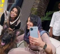 مقدمة برامج قناة الهلال لوشي المبارك تلتقط سيلفي مع كلب داخل استوديو القناة