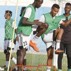 القمة تشكو من الغيابات والهلال في التحديات
