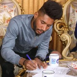 المهاجم العراقي يوقع للهلال لمدة عام واحد