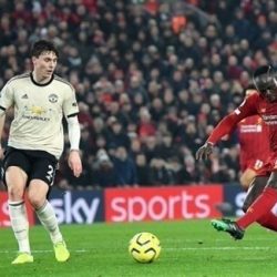 ليفربول يهزم مانشستر يونايتد ويعزز صدارته للدوري الإنجليزي