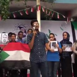 صاحب الهتاف الأشهر في اعتصام القيادة العامة يرفض الظهور الإعلامي