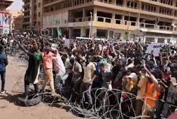 “أطباء السودان”: 17 مصابا وحالات اختناق باحتجاجات الخرطوم