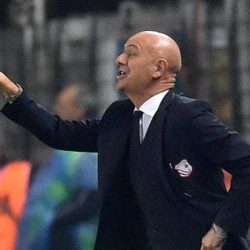 فيروس كورونا يطيح أول مدرب كرة قدم في أوروبا