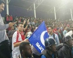 ظهور مشجع يرتدى تيشيرت زملكاوى يشجع الهلال فى استاد الجوهرة الزرقاء