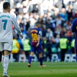 أسطورة هولندا: من يقول إن رونالدو أفضل من ميسي لا يفقه شيئا