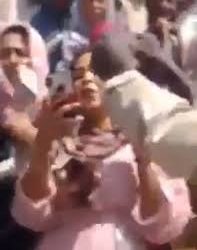 أفراد من الدعم السريع يرمون أموال طائلة على رأس فتاة هتفت لـ(حميدتي)