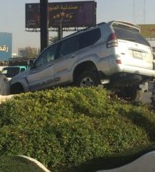 سيارة تصطدم بنافورة وتعلو من فوقها بالقرب من كوبري “المك نمر”