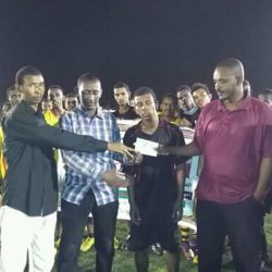 لاعب يتسبب في كسر (يد) حكم بالمناقل
