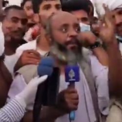 بالفيديو: سعودي يكرم سوداني دافع عن السعودية على قناة الجزيرة