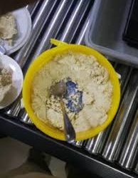 ضبط مخدرات مخبأة في جردل طحنية بمطار الخرطوم