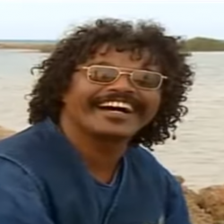 الفنان سيدي دوشكا ..كنت لاعبا لكرة القدم قبل ان اصبح فنانا وهنالك رسالة مشتركة بين الفن والرياضة ..واعشق السوكرتا …