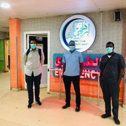 بالصورة: في أول ظهور بعد غيبة.. القيادي بتجمع المهنيين “الأصم” متطوعاً بإحدى المستشفيات