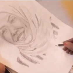 الفنانة إنصاف فتحي عبر برنامج (بورتريه) تكشف سبب عدم ذكرها اسم الرئيس المخلوع في اغنية “دابي السار الرسى””فيديو”