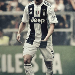 برشلونة يقترب من لاعب وسط يوفنتس ميراليم بيانيتش