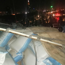 انفصال مقطورة عن شاحنة وسقوط حمولتها علي مركبتين صالون بجسر الفتيحاب مساء اليوم