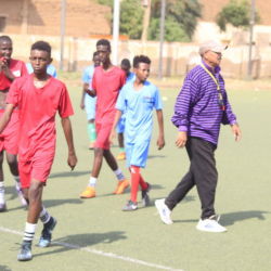 منتخب تحت (15) سنة يتدرب ويجد التحية من لاعبي منتخب الشباب