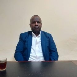 ماجد عبدالعاطى يتبرع بصيانة ملعب الشهداء بامبدة