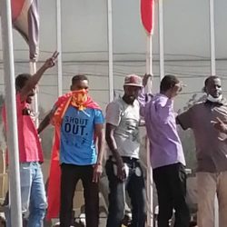جماهير المريخ تسير موكب لاتحاد الكرة 