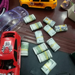 ضبط عملات داخل لعب أطفال بمطار الخرطوم 