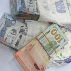 جمارك المطار تضبط عملات داخل حفاضات أطفال (بامبرز) وجسد سيدة أجنبية