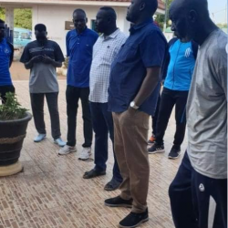 اردول يزور معسكر الأسود ويقدم معدات رياضية