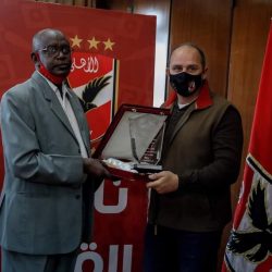 المريخ يهدي درعه للأهلي ويهنئه ببرونزية المونديال