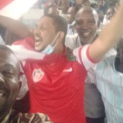 حلفا يقود التشجيع من المساطب الشعبية ….