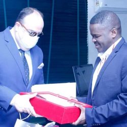 بالصور..  رئيس المريخ يستقبل السفير المصري بمكتبه والطرفان يؤكدان على عمق العلاقات بين الشعبين السفير المصري يتمنى صعود المريخ والاهلي للدور المقبل