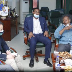 رئيس الاتحاد يستقبل وفد اسباني بمكتبه