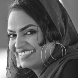 المذيعة “عزيزة عوض الكريم ” ل (كورة سودانية) اجهز لشهر رمضان برامج لتعرض “اونلاين”