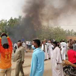 بالصور.. الشرطة تحاول تفريق جماهير المريخ وتطلق الغاز المسيل للدموع