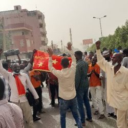 جماهير المريخ تصل مقر انعقاد العمومية وتهتف: فاشل فاشل يا شداد